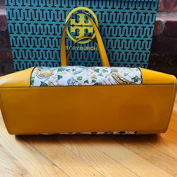 **SOLD**  Tory Burch Ella Nylon Large Tote - Picture 4 of 11